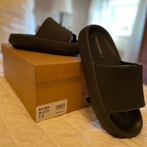 Steve Madden Scuba Slides Size 7